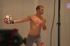 [Video] Neuer cũng mặc quần lót để quay video như Ronaldo