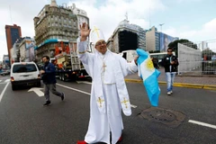 Giáo hoàng Francis "giả" xin tiền khiến du khách ngỡ ngàng
