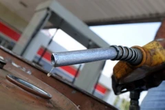 Giá dầu thế giới giảm sau khi Saudi Arabia hạ giá dầu xuất khẩu