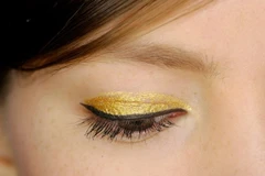 Mắt môi ánh kim ghi điểm trên sàn diễn Thu Đông 2014