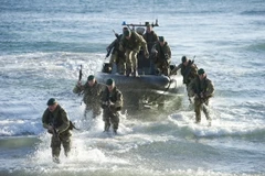 [Photo] Binh lính Anh tập trận đổ bộ "Rắn biển" ở Gibraltar