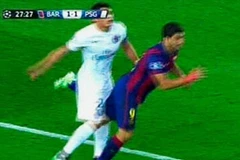 [Video] Suarez tung tuyệt chiêu kung-fu "đá hậu" về phía Thiago Silva