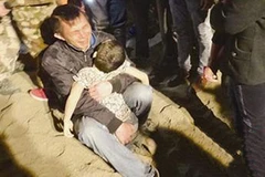 Cậu bé 6 tuổi người Trung Quốc bị một xe tải cát chôn sống