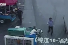 Chiếc xe ba bánh bị lật và đổ giữa đường. (Nguồn: CCTV)