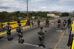 Binh sỹ Colombia và Venezuela đứng đối đầu tại cây cầu quốc tế Simon Bolivar. (Ảnh: Reuters)