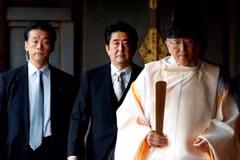 Thủ tướng Nhật Bản Shinzo Abe trong chuyến thăm đền Yasukuni hồi tháng 12/2013. (Ảnh: Reuters)