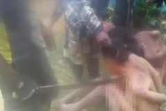 Những người phụ nữ bị đánh đập một cách dã man. (Nguồn: Daily Mail)