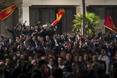 Những người biểu tình quá khích. (Nguồn: Reuters)