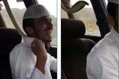 Con rắn hổ mang được rút ra từ trong áo của người tài xế. (Nguồn: Daily Mail)