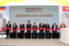 Bộ trưởng Bộ Công Thương Đức Vũ Huy Hoàng (giữa) và đại diện cơ quan ngoại giao của Đức thực hiện nghi thức cắt băng, đặt viên đá đầu tiên xây dựng Ngôi nhà Đức. (Ảnh: Thanh Vũ/TTXVN)