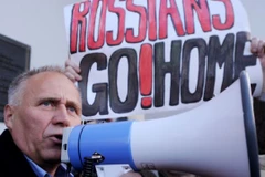 Một người tham gia cuộc biểu tình. (Nguồn: AFP)