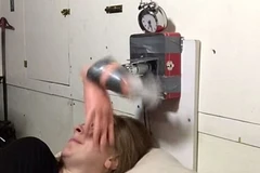 Chiếc đồng hồ báo thức có cánh tay để tát thẳng vào mặt chủ nhân. (Nguồn: Simone Giertz)