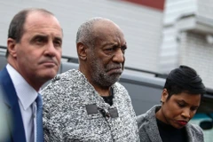 Diễn viên hài Bill Cosby bị áp giải tới tòa. (Nguồn: AFP)