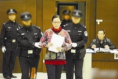 Bà Li bị cảnh sát áp giải ra tòa. (Nguồn: CCTV)