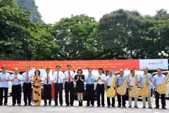 Đại diện Ban lãnh đạo VietinBank trao chìa khóa tượng trưng 5 xe ôtô cứu thương cho tỉnh Quảng Ninh. (Nguồn: VietinBank)