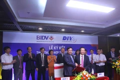 Lãnh đạo hai bên tham gia ký kết. (Nguồn: BIDV)