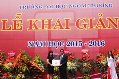 Đại diện Trường Đại học Ngoại thương, Tiến sỹ Bùi Anh Tuấn, Hiệu trưởng nhà trường nhận học bổng từ đại diện VietinBankSc. (Nguồn: VietinBankSc)