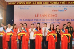Các đại biểu cắt băng bàn giao 100 ngôi nhà cho các hộ nghèo. (Nguồn: VietinBank)