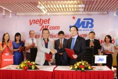 Lãnh đạo hai bên tham gia ký kết. (Nguồn: MB)