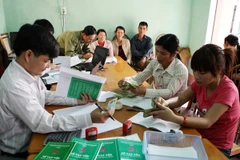 Khách hàng vay vốn tại Ngân hàng Chính sách Xã hội. (Ảnh: Trần Việt/TTXVN)