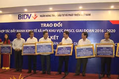 Đại diện BIDV trao an sinh xã hội cho các tỉnh. (Nguồn: BIDV)
