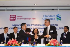 Lãnh đạo hai bên ký kết. (Nguồn: Standard Chartered)