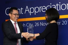 Ông Phùng Duy Khương - Giám đốc Khối Bán lẻ đại diện VietinBank nhận giải. (Nguồn: VietinBank)