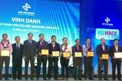 Lãnh đạo VietinBankSc (thứ ba từ phải sang) nhận giải thưởng Công ty chứng khoán thành viên tiêu biểu giai đoạn 2005-2015 do HNX bình chọn. (Nguồn: VietinBankSc)