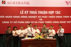 Lãnh đạo hai bên tham gia ký kết. (Nguồn: Agribank)