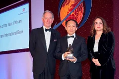 Tổng giám đốc VIB Hàn Ngọc Vũ nhận giải từ Ban tổ chức. (Nguồn: VIB)