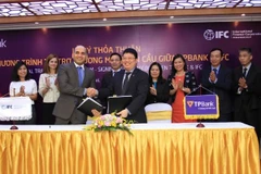 Lãnh đạo hai bên tham gia ký kết. (Nguồn: TPBank)