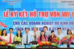 Bà Lâm Ngọc Thu - Giám đốc VietinBank Chi nhánh 8 (thứ 4 từ trái qua) tham gia ký kết với 5 doanh nghiệp. (Nguồn: VietinBank)