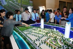 Khách thăm quan một mô hình dự án biệt thự nghỉ dưỡng tại Đà Nẵng. (Ảnh: Trần Lê Lâm/TTXVN)