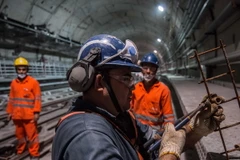 Công nhân làm việc tại ga tàu điện ngầm Nossa Senhora da Paz ở thành phố Rio de Janeiro, Brazil. (Nguồn: AFP/TTXVN)