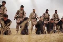 Video được cho là quay cảnh phiến quân IS chuẩn bị chặt đầu ít nhất 15 binh sỹ Syria. (Nguồn: AFP/TTXVN)