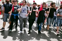 Sinh viên tham gia một cuộc biểu tình ở trung tâm Athens. (Nguồn: AFP/TTXVN)