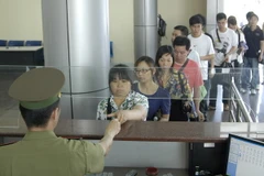 Làm thủ tục xuất, nhập cảnh qua cửa khẩu Móng Cái. (Ảnh: Minh Đông/TTXVN)