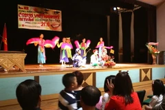 Tiết mục hát Chầu văn tại lễ hội. (Ảnh: Trần Quang Vinh/TTXVN)