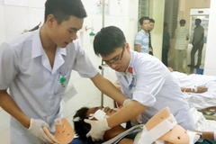 Các nạn nhân được cấp cứu tại bệnh viện. (Ảnh: Văn Đức/TTXVN)