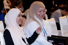 Các đại biểu đại diện các nền kinh tế APEC thảo luận bên lề hội nghị. (Ảnh: Văn Điệp/TTXVN)