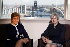Thủ tướng Anh Theresa May (phải) trong cuộc gặp Thủ hiến Scotland Nicola Sturgeon tại Glasgow. (Nguồn: AFP/TTXVN)