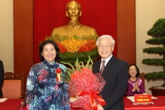 Đại diện các tập thể, cá nhân xuất sắc, tiêu biểu tặng hoa Tổng Bí thư Nguyễn Phú Trọng. (Ảnh : Trí Dũng/TTXVN)