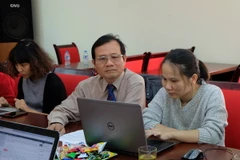 Ông Nguyễn Văn Lạng, Trưởng Văn phòng Thừa phát lại Ba Đình, trả lời ý kiến người dân. (Ảnh: Thanh Huyền/TTXVN)