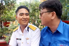 Thượng úy Hiệp gặp đại diện Ban tuyên giáo Trung ương Đoàn, đang trong chuyến thăm và làm việc tại đảo Nam Yết. (Ảnh: Văn Đức/TTXVN)