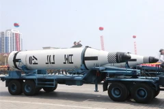 Một loại tên lửa được phóng từ tàu ngầm của Triều Tiên trong lễ diễu binh diễu hành nhân kỷ niệm 105 năm ngày sinh cố Chủ tịch Kim Nhật Thành ở thủ đô Bình Nhưỡng ngày 15/4. (Nguồn: THX/TTXVN)