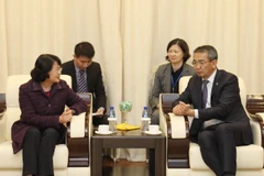 Bộ trưởng Ngoại giao Mông Cổ Ts.Munkh-Orgil đón Phó Chủ tịch nước Đặng Thị Ngọc Thịnh tại sân bay quốc tế Chinggis Khan, Thủ đô Ulan Bator. (Ảnh: Quang Hải/TTXVN)