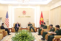 Thượng tướng Nguyễn Chí Vịnh tiếp ngài Michael Michalak, Phó Chủ tịch cấp cao Hội đồng kinh doanh Hoa Kỳ-ASEAN. (Ảnh: Hồng Pha/TTXVN)