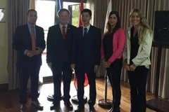 Đại diện Đại sứ quán Việt Nam tại Argentina cùng các quan khách tham dự sự kiện. (Ảnh: Phương Lan/TTXVN)