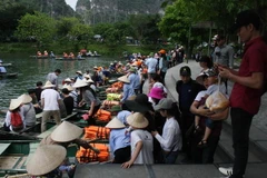 Lượng du khách đông khiến bến thuyền Tràng An quá tải. (Ảnh: Hải Yến/TTXVN)