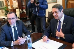 Tổng thống Cyprus Nicos Anastasiades (phải) và Đặc phái viên Liên hợp quốc về tái thống nhất đảo Cyprus Espen Barth Eide (trái) tại một cuộc họp ở Nicosia. (Nguồn: EPA/TTXVN)